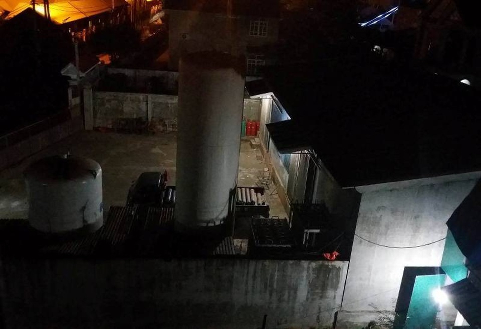 Những quả “bom khí” nằm giữa khu dân cư - 6 
Nhiều xe đến bốc hàng trong đêm.