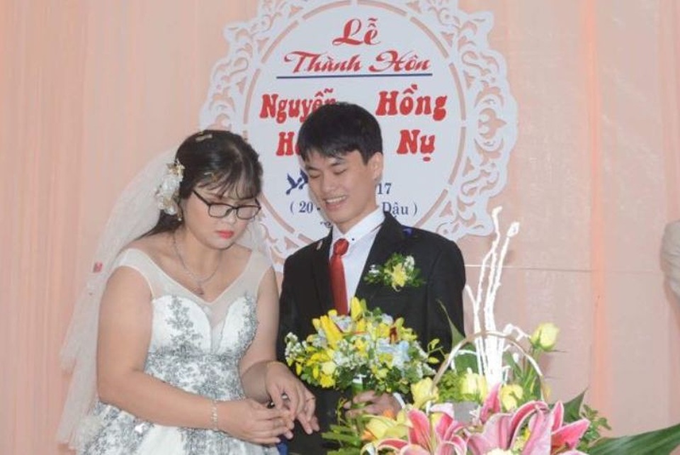 Cô dâu trao nhẫn cưới cho chú rể