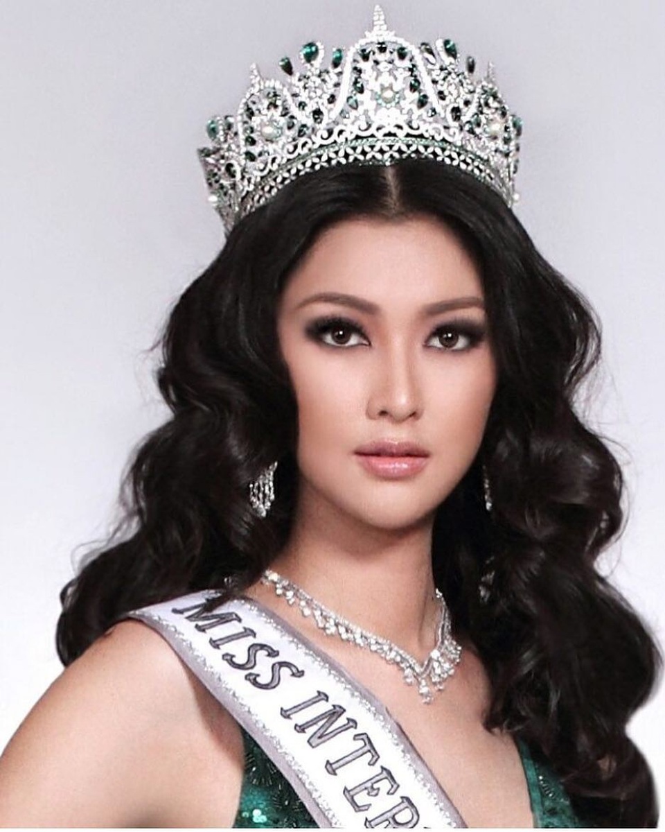 Vẻ đẹp hút hồn của tân hoa hậu quốc tế - 8
Nhiều người thắc mắc về cái tên rất chuẩn men của Kevin và được cô giải thích vì bố mẹ cô rất thích cậu nhóc Kevin khôn ngoan, lém lỉnh trong phim ở nhà 1 mình nên đã đặt tên cô như vậy