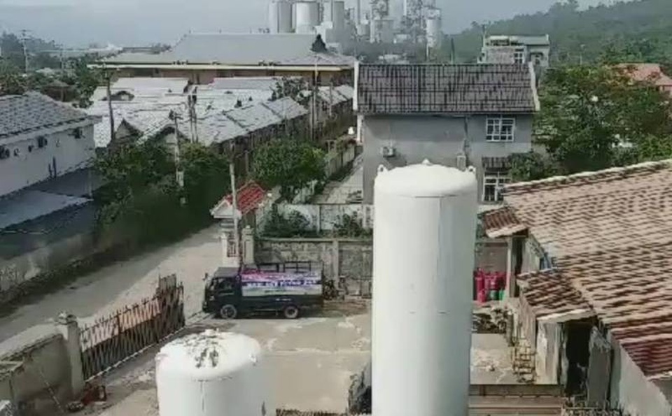 Những quả “bom khí” nằm giữa khu dân cư - 5 
Những chiếc xe ô tô loại nhỏ đến vận chuyển khí đã sang chiết đi tiêu thụ