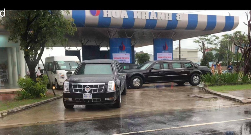 Dàn siêu xe của Tổng thống Trump "đổ bộ" cây xăng ven đường tại Đà Nẵng - 1
Đoàn xe tại cây xăng ở Đà Nẵng