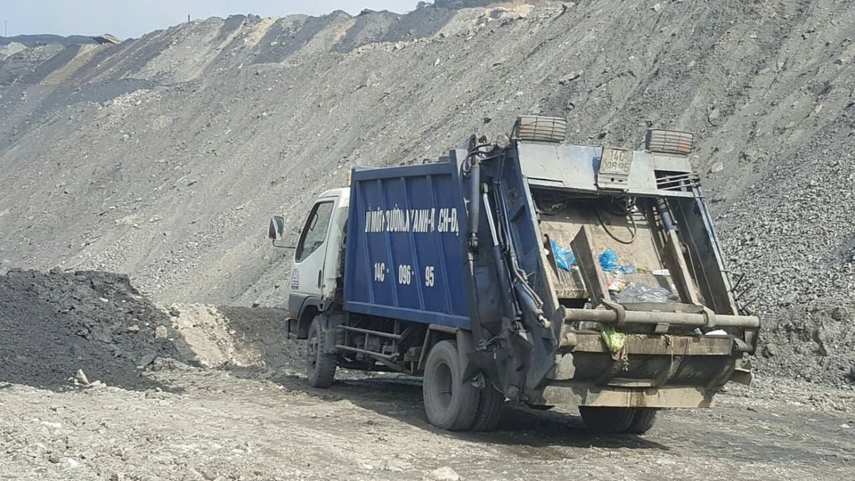 Bắt quả tang 2 xe ô tô đổ rác thải vào khai trường than - 2 Những chiếc xe đổ rác trái phép bị công an tạm giữ (ảnh CTV)