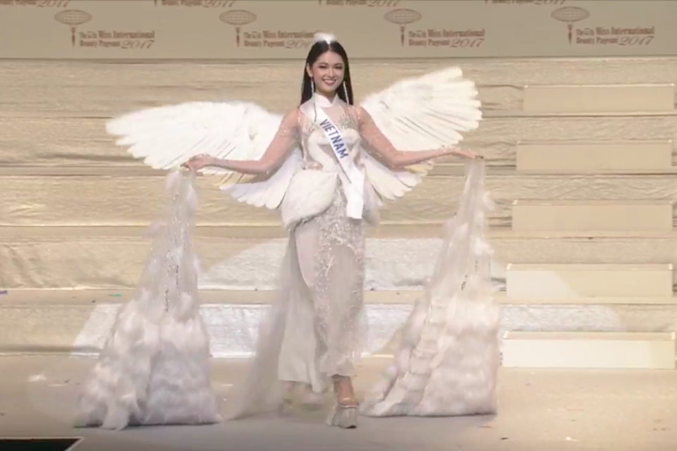 Bị chỉ trích phần thi trang phục dân tộc tại Miss International, phía Thùy Dung phân trần - 5 Quản lý của Á hậu khẳng định, chính anh đã quyết định và yêu cầu Dung không đội mấn để đảm bảo điều an toàn nhất vì lí do sức khỏe của cô.