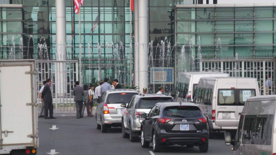 Tổng thống Donald Trump đến Hà Nội - 29
Lực lượng an ninh kiểm soát các xe trước khi vào cổng sân bay Nội Bài.