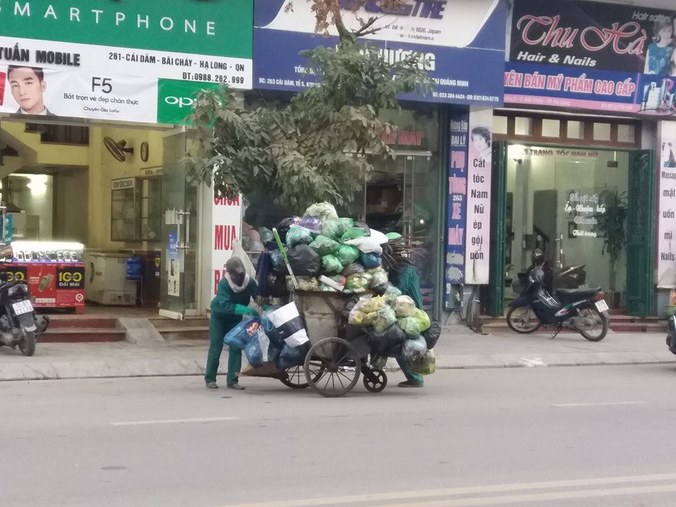 Không nơi tiếp nhận, rác thải "tấn công" thành phố Hạ Long - 2 Công nhân vẫn đi gom rác nhưng không biết vận chuyển về đâu