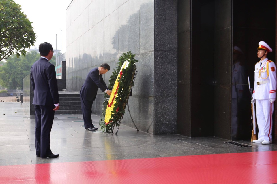 Chủ tịch Trung Quốc Tập Cận Bình vào Lăng viếng Chủ tịch Hồ Chí Minh - 3
Tổng Bí thư - Chủ tịch Trung Quốc Tập Cận Bình vào Lăng đặt vòng hoa viếng Chủ tịch Hồ Chí Minh. (Ảnh: Hữu Nghị)