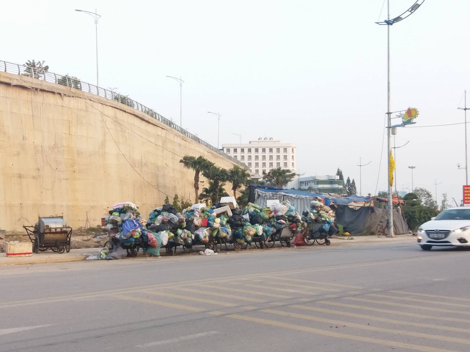 Không nơi tiếp nhận, rác thải "tấn công" thành phố Hạ Long - 6 Đường vào khu du lịch Bãi Cháy cùng bị rác thải tấn công