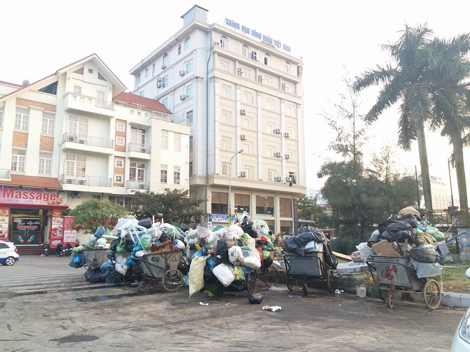 Chủ bãi rác đã đồng ý cho thành phố Hạ Long đổ rác trở lại - 1 Sau nhiều ngày ùn ứ, rác thải tại thành phố Hạ Long đã được giải phóng