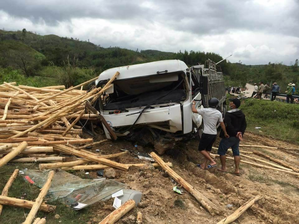 Vợ chết chồng nguy kịch sau cú tông với xe tải chở gỗ - 1 Hiện trường vụ tai nạn thương tâm