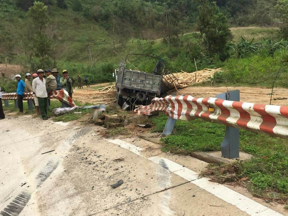 Vợ chết chồng nguy kịch sau cú tông với xe tải chở gỗ - 3 Xe tải đâm gãy ta luy đường (ảnh CTV)