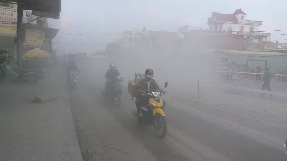 Không chị bị ảnh hưởng nhà cửa, người dân tại khu vực cũng như lưu thông qua đây khốn khổ vì bụi