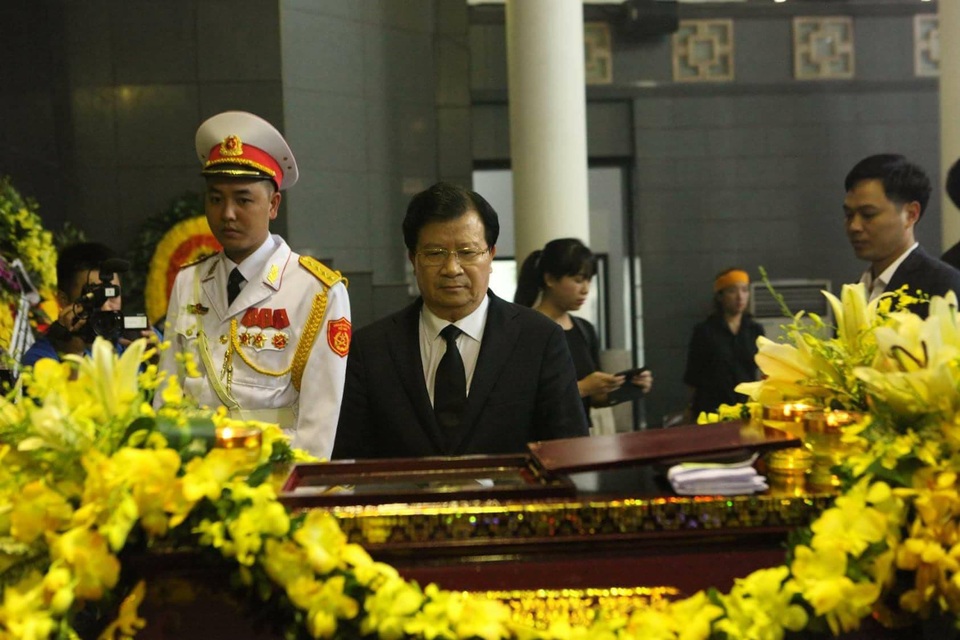 Gia đình cụ Hoàng Thị Minh Hồ hiến tặng toàn bộ tiền phúng viếng - 2
... và Phó Thủ tướng Trịnh Đình Dũng cùng đến viếng.