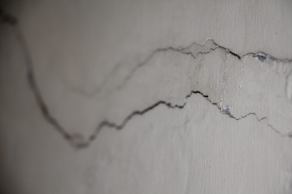 
Tường nhà người dân bị đứt ngang, dọc
