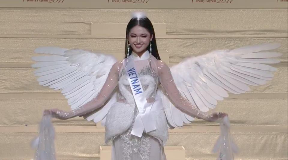 Bị chỉ trích phần thi trang phục dân tộc tại Miss International, phía Thùy Dung phân trần - 4 Phần trình diễn chính thức của Thùy Dung không có sự xuất hiện của chiếc mấn.