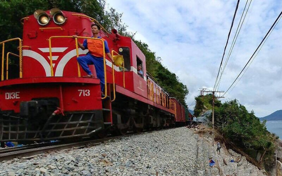 Tuyến đường sắt Bắc - Nam được thông sau 10 ngày tê liệt vì bão