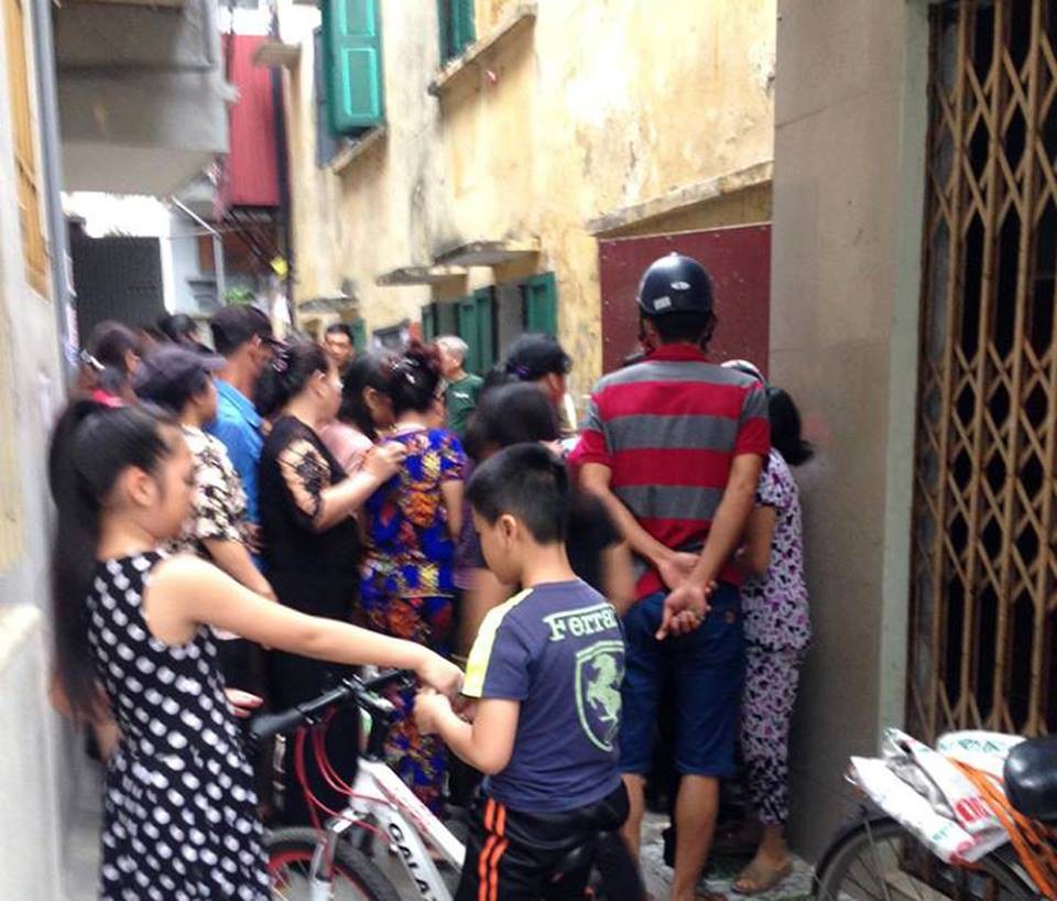 Thi thể trẻ sơ sinh bị bỏ cạnh bãi rác - 1 Người dân xót xa khi phát hiện thi thể một trẻ sơ sinh ngay gần bãi rác (ảnh CTV)