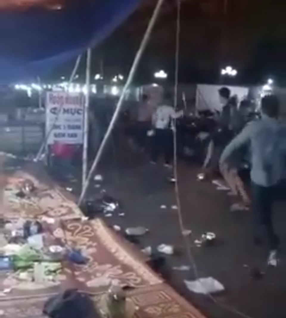 Hai nhóm thanh niên hỗn chiến trong đêm, 1 người bị thương - 1 Dùng hung khí truy đuổi nhau (ảnh cắt từ clip trên Fb)
