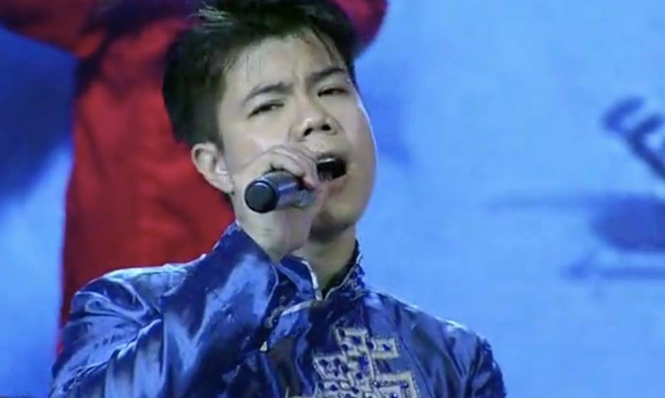 “Tôi tự hào được đứng trên sân khấu hát vinh danh Nhân tài Đất Việt” - 1 Ca sĩ Đinh Mạnh Ninh biểu diễn ca khúc Thư pháp trong Lễ trao giải thưởng Nhân tài Đất Việt 2017 (Ảnh: Xuân Ngọc)