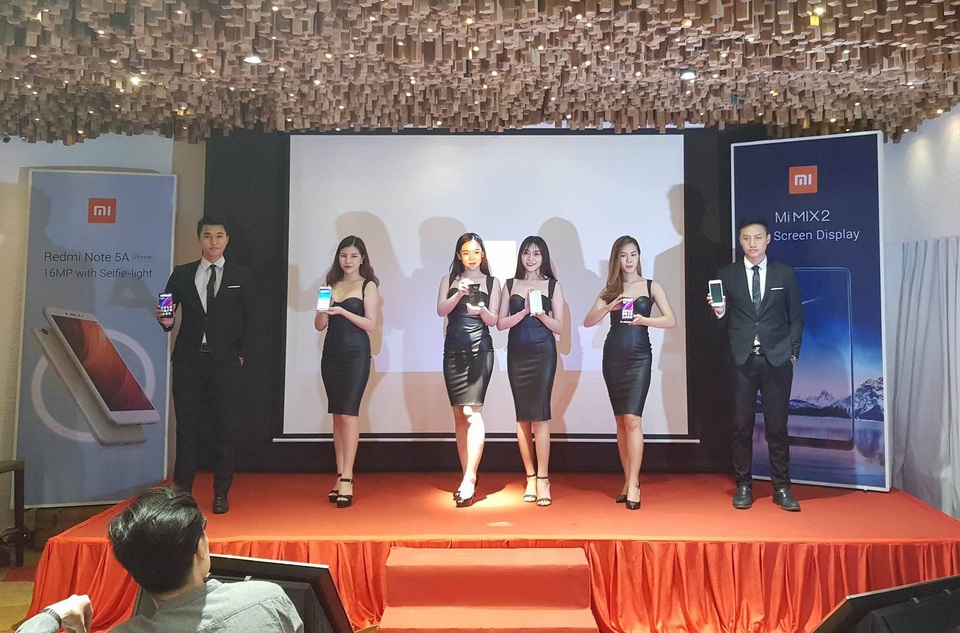 Smartphone tràn viền thứ 2 của Xiaomi có giá 12,9 triệu đồng tại Việt Nam - 4 Xiaomi ra mắt Mi Mix 2 và Redmi Note 5A