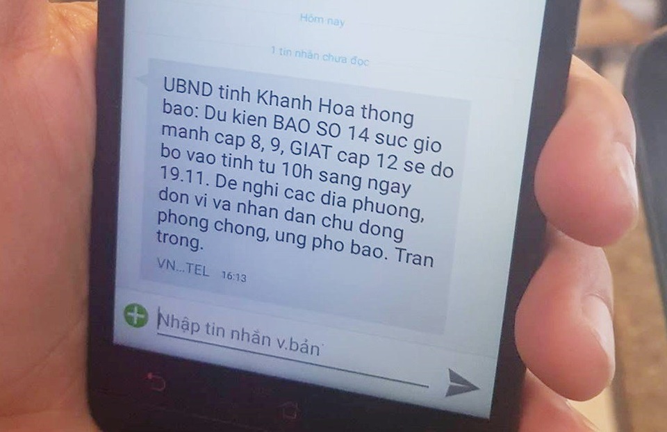 Khánh Hòa đang “oằn mình” với bão số 12 lại lo chống bão số 14 - 2 Khánh Hòa nhắn tin đến các thuê bao di động thông báo về thông tin cơn bão số 14 để người dân chủ động ứng phó