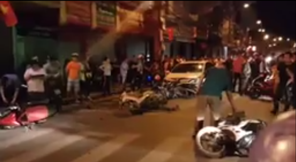 Ô tô “điên” húc hàng loạt xe máy trong đêm - 2 Xe máy đổ la liệt trên đường, một số người bị thương, lái xe ô tô khóa cửa xe rời khỏi hiện trường (ảnh cắt từ clip trên FB)