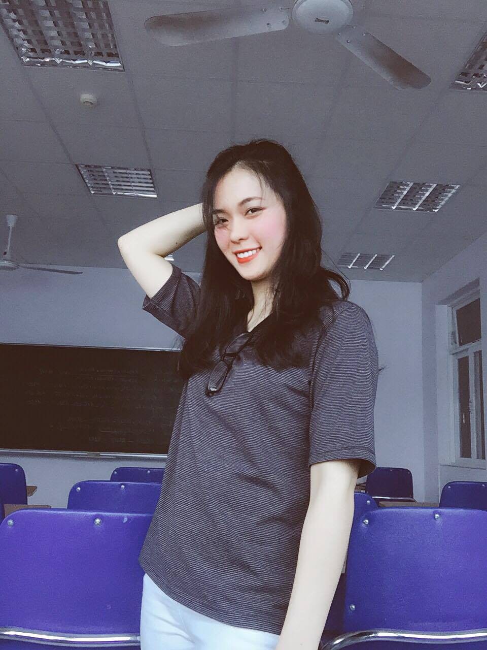Cô giáo Quốc phòng “vạn người mê” được học trò chăm sóc từng li từng tí - 3 Cô giáo rất vui vì được học trò quan tâm chăm sóc