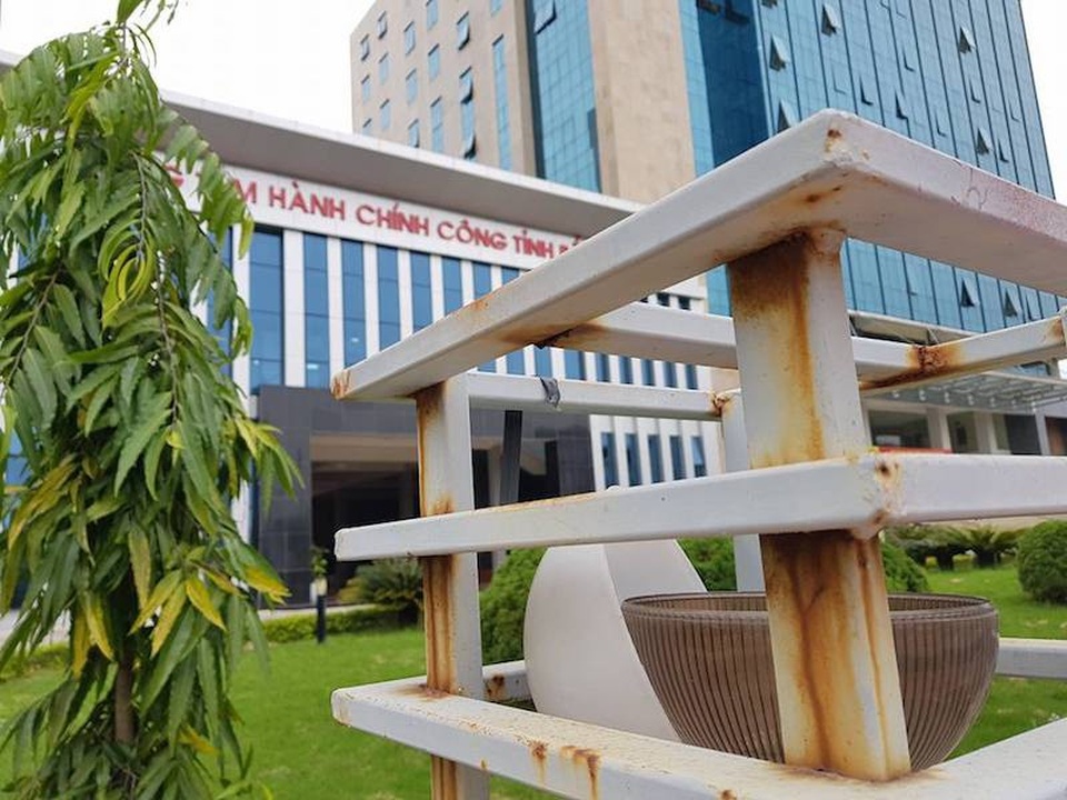 Cận cảnh mối nguy hiểm “chết người” rình rập quanh khu liên cơ quan tỉnh Bắc Giang - 11 
Không chỉ có tình trạng đá rơi mà nhiều hiện tượng khiến dư luận đặt câu hỏi về chất lượng công trình hàng trăm tỷ này.