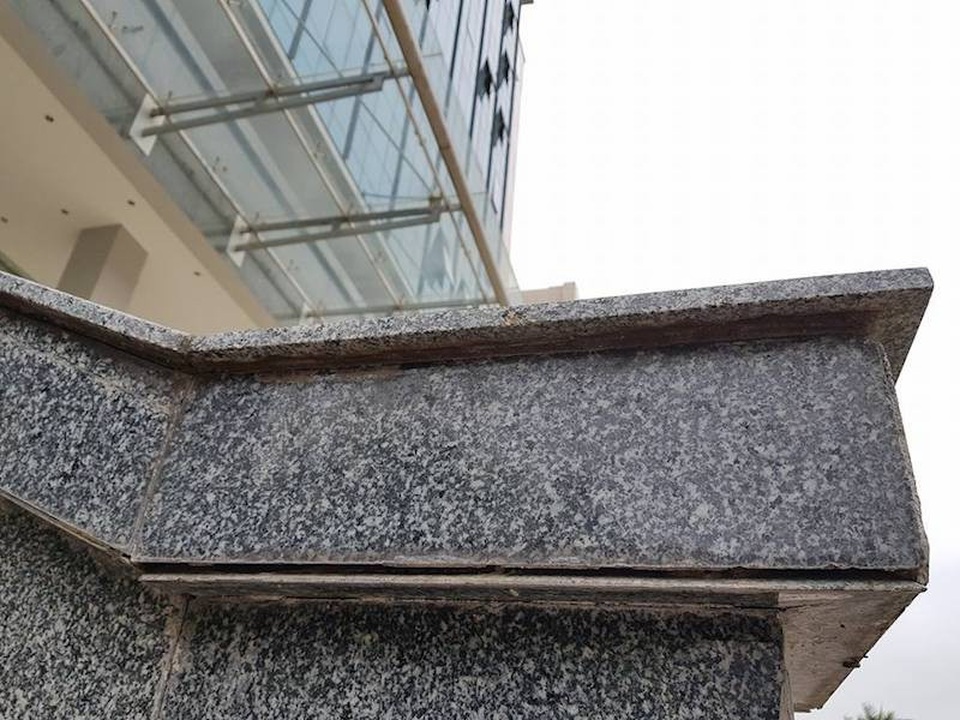 Cận cảnh mối nguy hiểm “chết người” rình rập quanh khu liên cơ quan tỉnh Bắc Giang - 3 
Cận cảnh đá ốp hở toác miệng ngay từ dưới chân tòa nhà liên cơ quan.