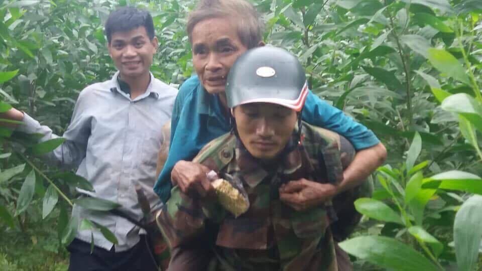 Giải cứu cụ ông đi lạc trong rừng suốt 3 ngày - 2 Người dân giải cứu, cõng ông Quý xuống núi.