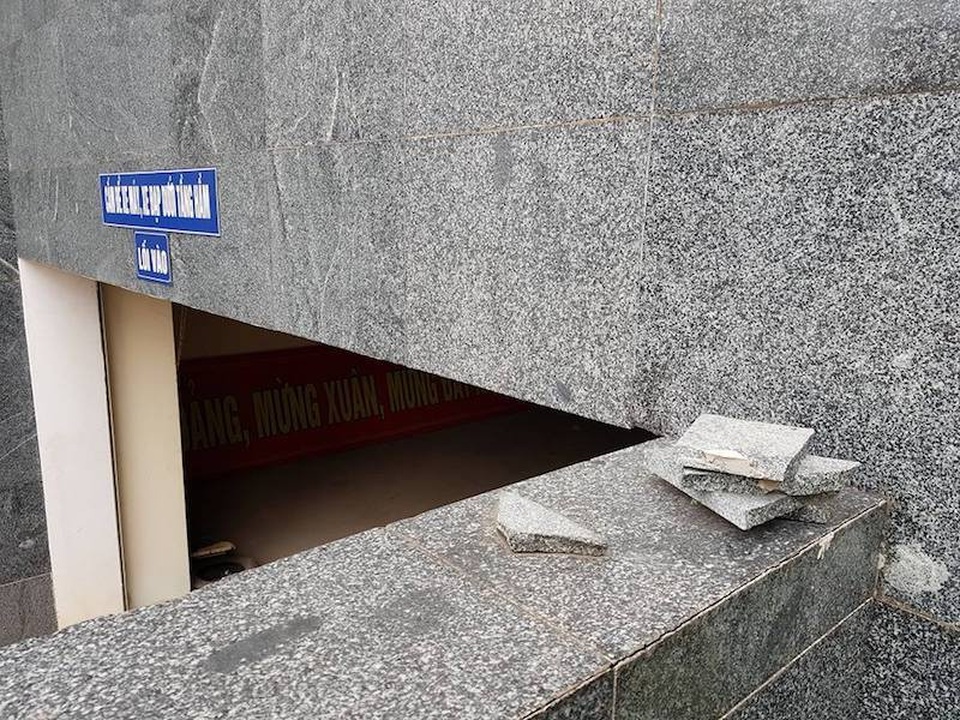 Cận cảnh mối nguy hiểm “chết người” rình rập quanh khu liên cơ quan tỉnh Bắc Giang - 8 
Dưới một điểm đá ốp đã bong khỏi tòa nhà là những viên đá vỡ nát vụn.