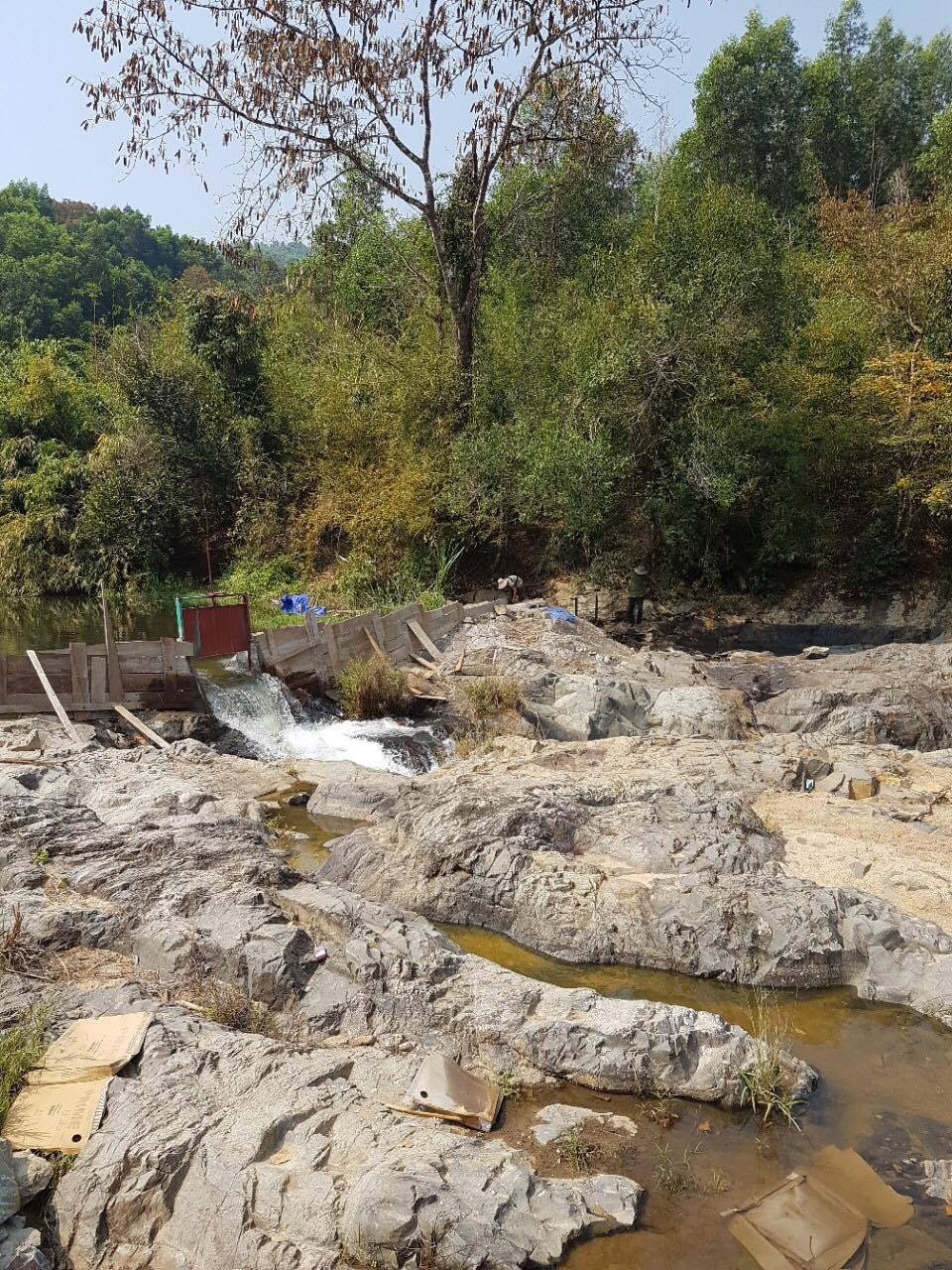 
Dòng suối Đắk Hiếu bị hộ dân tự chặn để làm thủy điện (ảnh CTV)
