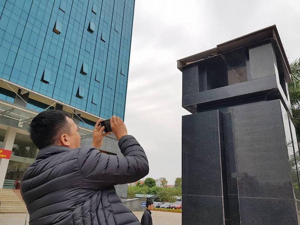 Cận cảnh mối nguy hiểm “chết người” rình rập quanh khu liên cơ quan tỉnh Bắc Giang - 14 
Ban QLDA đầu tư xây dựng tỉnh Bắc Giang là chủ đầu tư và đơn vị nhà thầu thi công dự án là Công ty cổ phần Xây dựng và Thương mại Lam Sơn.