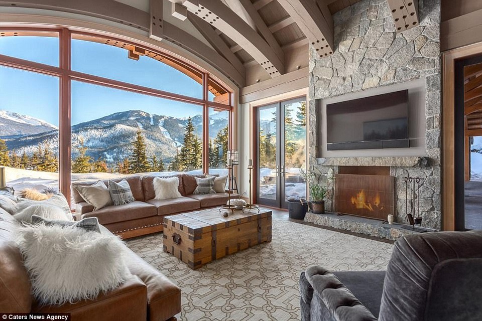 7. Biệt thự nằm ở thị trấn Whistler, Canada có giá 19.950.000 USD (453 tỷ đồng) trải ra trên diện tích 5,5 mẫu đất. Diện tích không gian ngoài trời của biệt thự rất rộng lớn, bao gồm bể bơi nước nóng. Góc nhìn của căn biệt thự được cho là đẹp “có một không hai”.