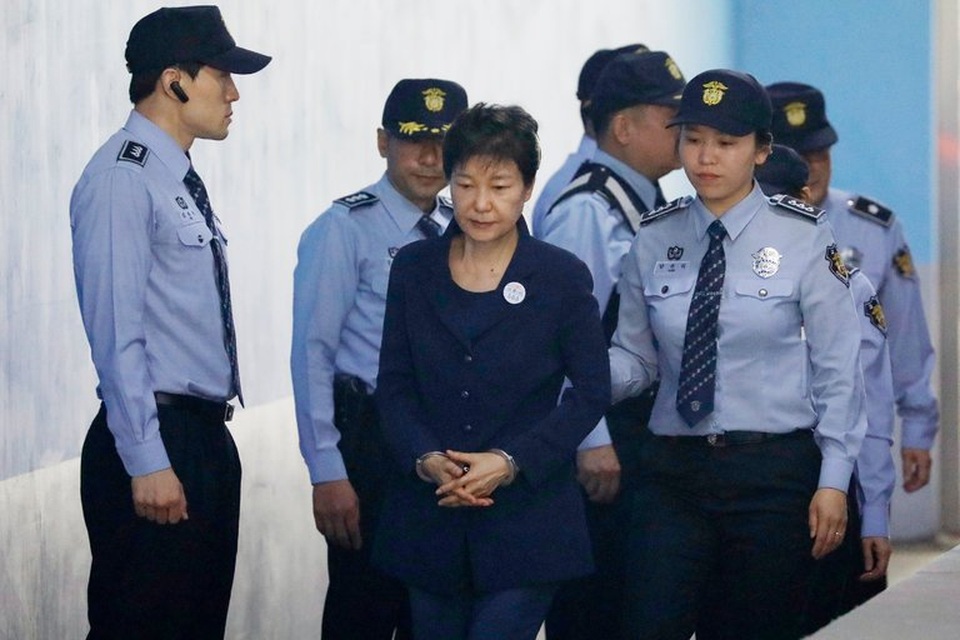 Cơm tù sang chảnh của cựu Tổng thống Hàn Quốc gây xôn xao - 1 Cựu Tổng thống Park Geun-hye bị áp giải tới tòa ở Seoul hồi tháng 3 (Ảnh: New York Times)