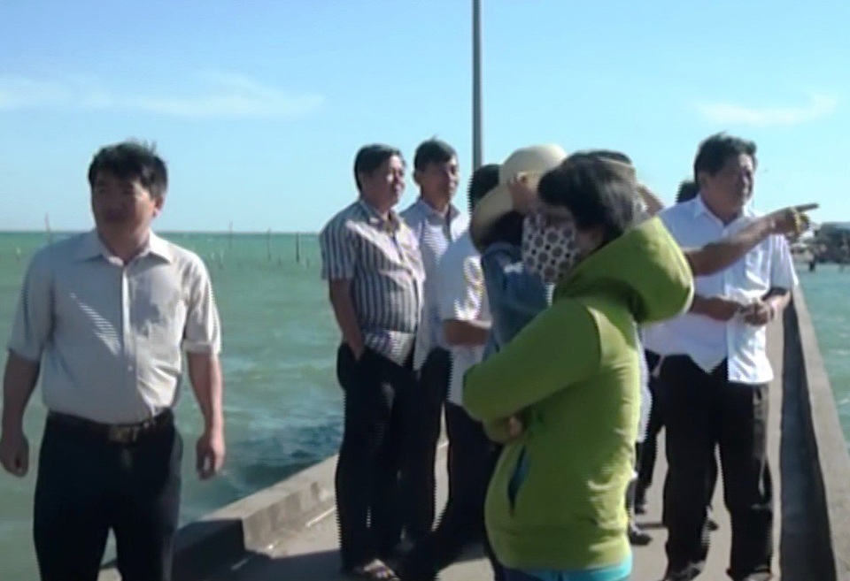 Người dân Nam Bộ "nín thở" chờ bão - 2 Đoàn công tác của Ban chỉ huy phòng, chống thiên tai và tìm kiếm cứu nạn huyện Phú Quốc đến khảo sát, kiểm tra các điểm xung yếu trên địa bàn huyện Phú Quốc