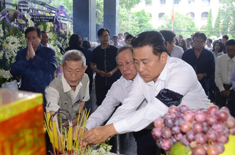 Trong sổ tang, NSƯT Tạ Minh Tâm ghi lời biết ơn và tiễn biệt người thầy đáng kính của mình: “Vĩnh biệt phó giáo sư Ca Lê Thuần, Nhạc viện TPHCM mãi mãi nhớ đến thầy. Thầy mãi mãi là tấm gương giúp cho mọi thế hệ cán bộ, giảng viên, sinh viên Nhạc viện TPHCM học tập. Công ơn thầy to lớn, hình ảnh thầy tuyệt đẹp trong lòng chúng em. Chúc thầy yên nghỉ”.