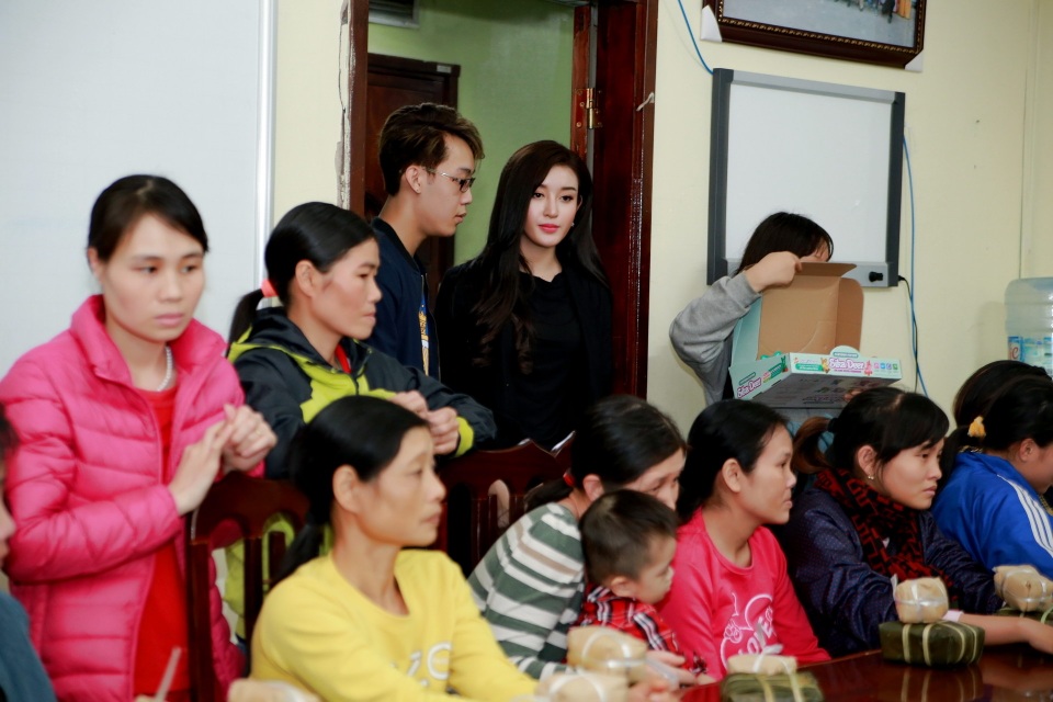 Á hậu Huyền My bật khóc khi đi từ thiện ngày giáp Tết - 9 Á hậu Huyền My bật khóc khi đi từ thiện ngày giáp Tết - 9