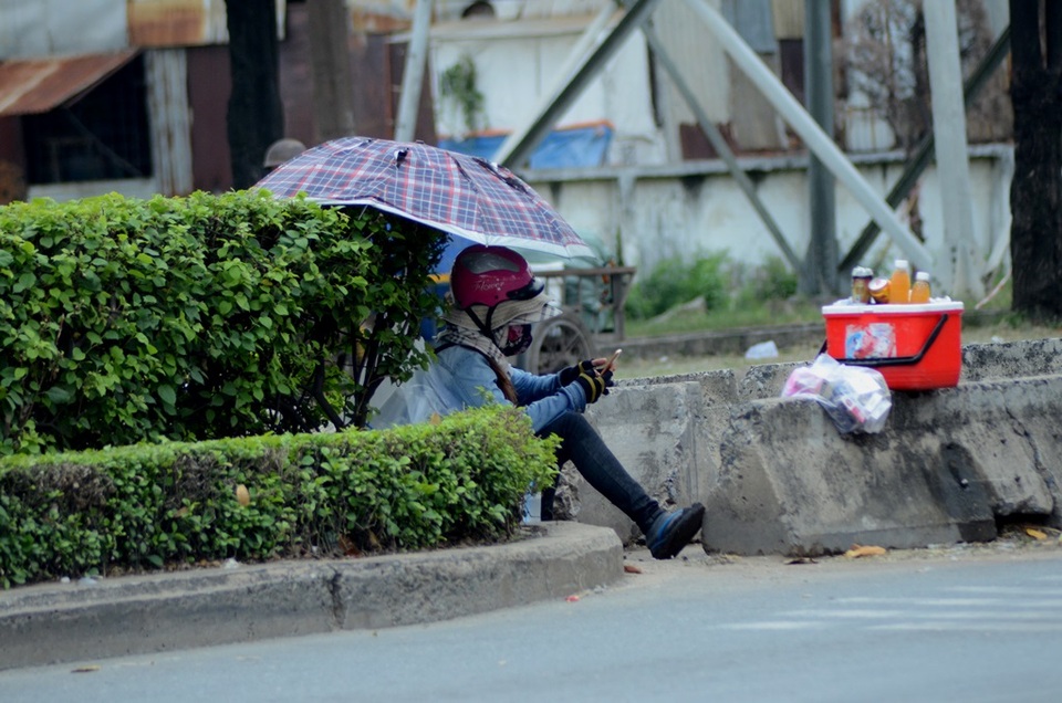 Sài Gòn nắng nóng đến nỗi… không nhận ra nhau - 18 Những người bán nước giải khát tại trạm thu phí trên đường dẫn vào khu công nghiệp Vĩnh Lộc mấy ngày này doanh thu cũng tăng lên.