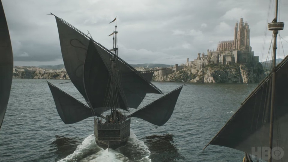 Đoàn thuyền của nhà Greyjoy đang tiến về Vùng đất của Nhà vua. Sau khi lật đổ người anh trai và quyết định truy sát các cháu ruột, Euron Greyjoy đã trở thành đồng minh với Nữ hoàng Cersei Lannister để cùng chiến đấu chống lại quân của Daenerys.