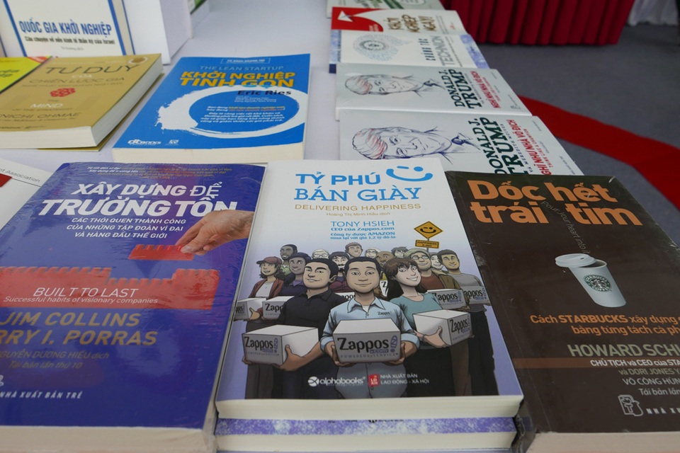 Hàng nghìn người dự hội sách dưới cơn mưa lớn - 8
Với chủ đề Sách và Khởi nghiệp, hội sách lần này dành gian chuyên đề chính cho những cuốn sách truyền cảm hứng tinh thần khởi nghiệp.