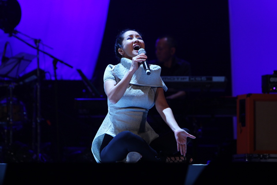 Diva Hồng Nhung nằm ngửa hát, Tùng Dương bật khóc trên sân khấu - 10
Hồng Nhung lên đồng cùng Tùng Dương.