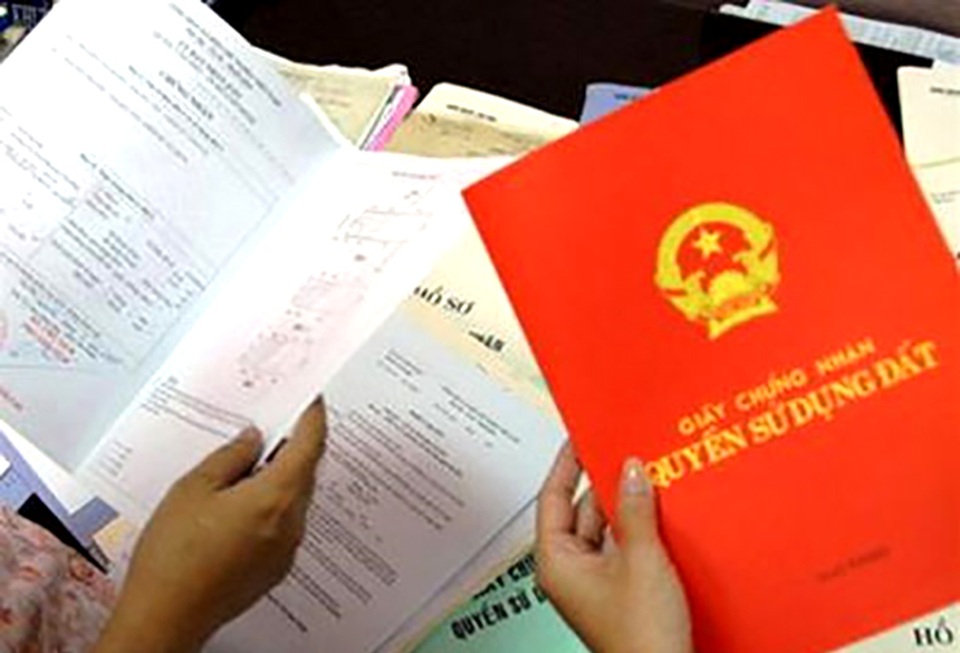 Vụ xẻ thịt đất công rúng động tại Bà Rịa - Vũng Tàu: Chưa xử lý sai phạm! - 2 Dù chưa ra quyết định thu hồi đất nhưng Hội đồng bán nhà thuộc sở hữu Nhà nước - Sở Xây dựng ký đề xuất ngày 28/12/2009 UBND tỉnh đã ban hành 34 quyết định phê duyệt giá bán nhà ở thuộc sở hữu Nhà nước cho 34 hộ. Năm 2010 UBND TP Vũng Tàu ký 41 quyết định giao 41 lô đất và cấp GCNQSDĐ cho 41.