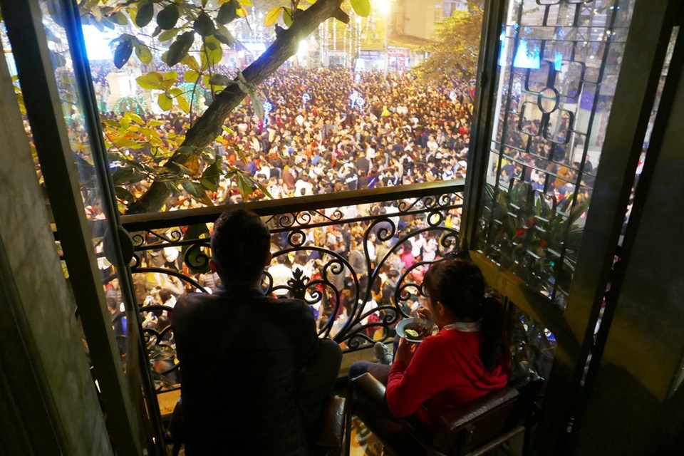 Biển người ở phố đi bộ hồ Gươm đón Giáng sinh - 10
Các hàng quán quanh khu vực hồ Gươm đều kín khách. Trong buổi tối Noel, để kiếm được một chỗ ngồi như thế này không hề đơn giản.