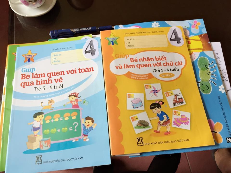 Phụ huynh kêu trời khi gánh hàng loạt khoản thu vô lý - 1 Phụ huynh cho rằng chỉ lèo tèo vài cuốn vở với ít đồ dùng học tập mà phải đóng cho con mấy trăm nghìn