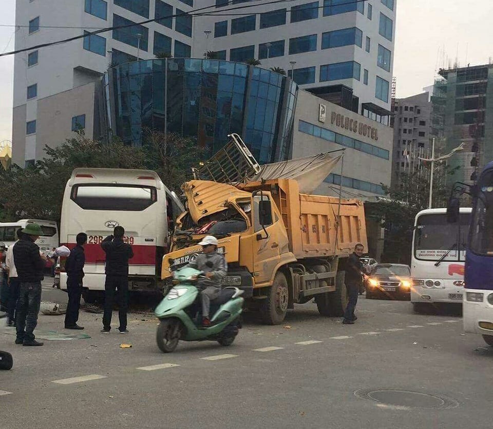 Xe chở đất nát bét đầu sau cú tông vào đuôi xe khách (ảnh CTV)