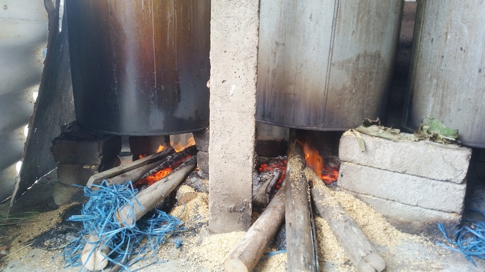 Bánh tét cổ truyền 400 năm làng Chuồn “hút” hàng dịp Tết - 8 Những lò lửa ở đây đã đỏ lửa từ sớm để nấu bánh kịp cung ứng cho thị trường