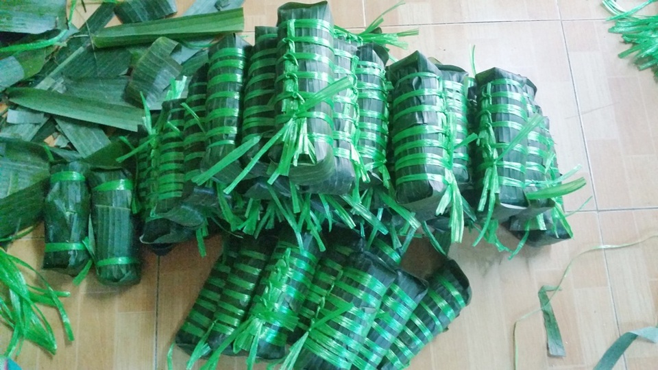 Bánh tét cổ truyền 400 năm làng Chuồn “hút” hàng dịp Tết - 9 Những chiếc bánh tét trước khi nấu