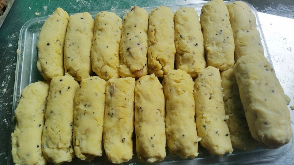 Bánh tét cổ truyền 400 năm làng Chuồn “hút” hàng dịp Tết - 4
Đậu xanh bên ngoài và bên trong là thịt mỡ, đây là nhân bánh đã được làm sẵn để chuẩn bị gói