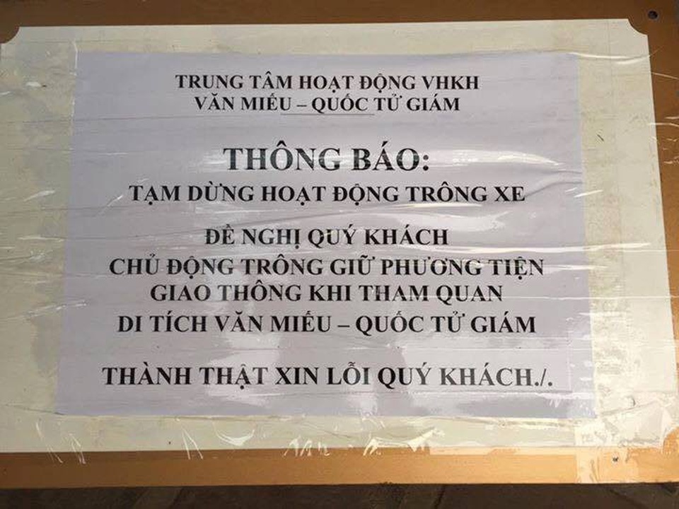 Du khách bất ngờ khi Văn Miếu - Quốc Tử Giám tạm dừng... trông xe - 1 Thông báo tạm dừng hoạt động trông xe.