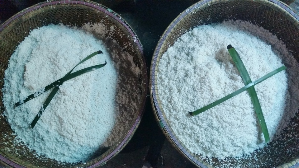 Bánh tét cổ truyền 400 năm làng Chuồn “hút” hàng dịp Tết - 2 Nếp đã được đãi sạch để cho khô ráo rồi mới gói